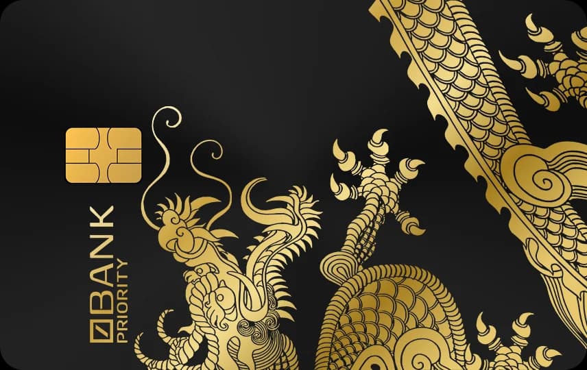 Rồng kiểu chạm khắc cổ thân uốn khúc, vân mây xoắn và vảy tròn lớn, khắc dọc trên Thẻ đen nét vàng