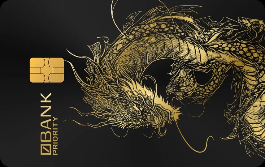 Rồng cuộn tròn thân vảy, râu dài buông, bờm xoắn dày nét, khắc dọc trên Thẻ đen nét vàng