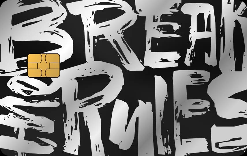 Chữ khối grunge BREAK THE RULES xếp ba tầng, nét sần sùi phủ kín thẻ, Thẻ đen nét bạc