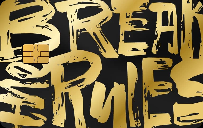 Chữ khối grunge BREAK THE RULES xếp ba tầng, nét sần sùi phủ kín thẻ, Thẻ đen nét vàng