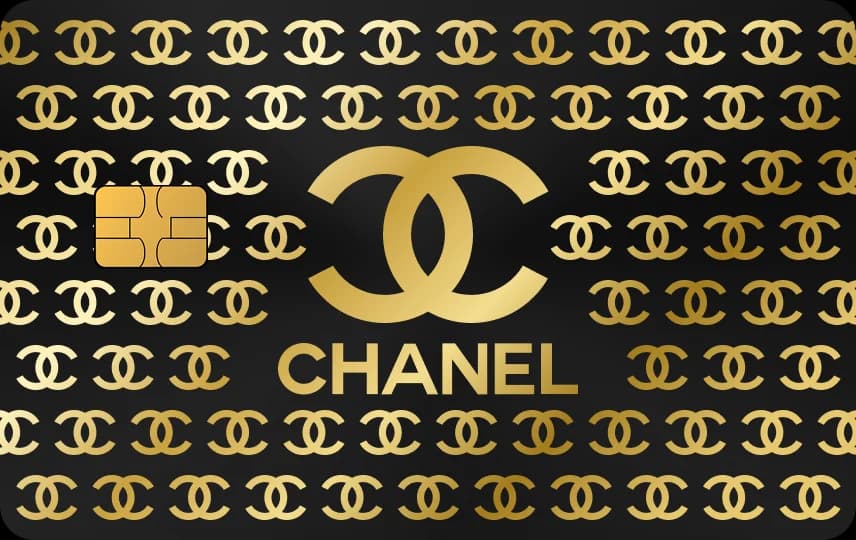 Logo hai chữ C cỡ lớn và chữ CHANEL giữa thẻ, nền họa tiết logo nhỏ lặp đều, Thẻ đen nét vàng