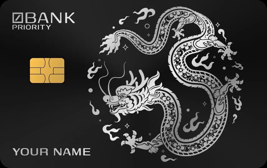 Rồng cuộn thành vòng tròn với sao và ngọn lửa nhỏ, đặt bên phải chip, khắc trên Thẻ đen nét bạc