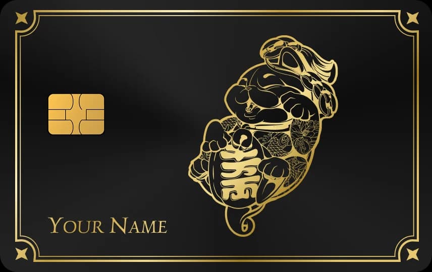 Mèo may mắn giơ tay vẫy, ôm đồng tiền, thân hoa văn, trong khung viền có dòng tên, Thẻ đen nét vàng