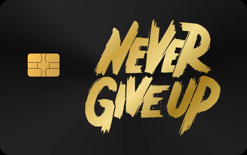 Chữ NEVER GIVE UP viết cọ đậm nghiêng, đặt gọn giữa thẻ, nhiều khoảng trống, Thẻ đen nét vàng