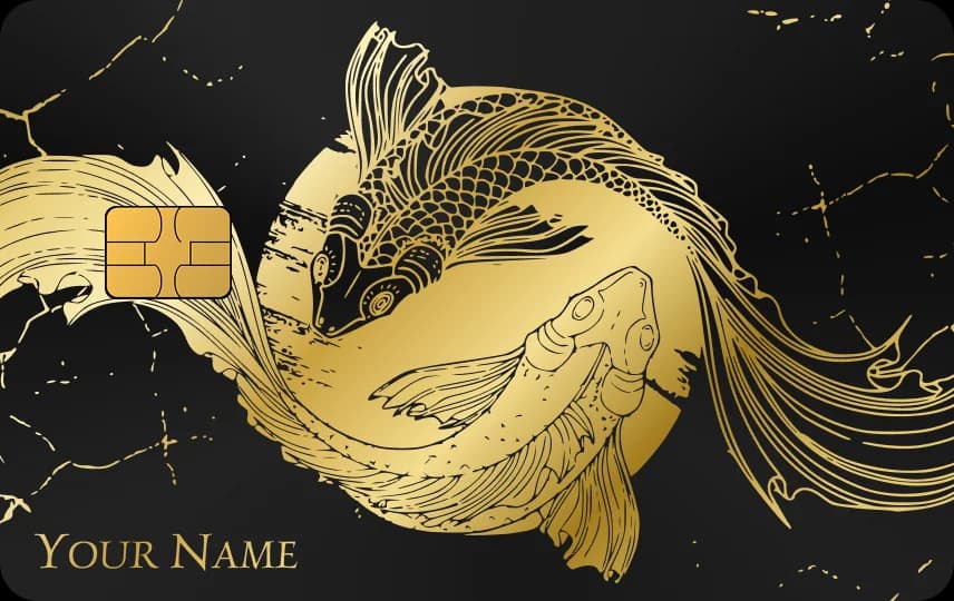 Hai cá chép bơi vòng thành hình âm dương, vây đuôi như dải lụa, nền vân đá, khắc trên Thẻ đen nét vàng
