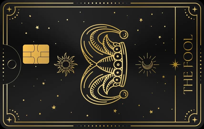 Lá bài tarot có mũ hề đính chuông giữa mặt trời và trăng khuyết, chữ THE FOOL, Thẻ đen nét vàng